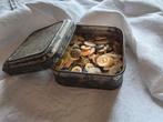 Antieke knopen in mooi oud blikje, Hobby en Vrije tijd, Ophalen of Verzenden, Gebruikt, Knoop of Knopen