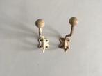 2 vintage metalen kledinghaken met houten knop, Gebruikt, Overige typen, Ophalen of Verzenden, Minder dan 100 cm