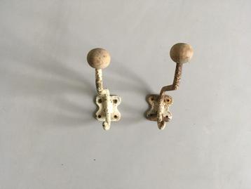 2 vintage metalen kledinghaken met houten knop beschikbaar voor biedingen