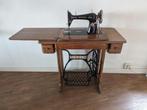Antieke Singer naaimachine in houten tafel, Ophalen