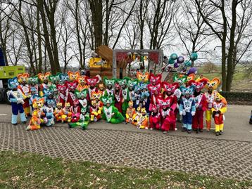 Carnaval groep of alleen kat poes vrolijk. En 1 muis.  beschikbaar voor biedingen