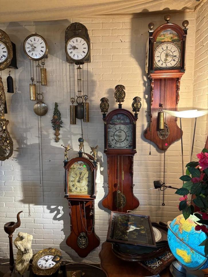 LEEGVERKOOP VELE ANTIEKE FRIESENKLOKKEN EN MEER, Antiek en Kunst, Antiek | Klokken, Ophalen