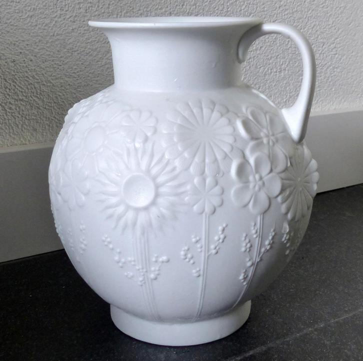 AK Kaiser 494 vintage vaas wit biscuit porselein bloemdecor, Huis en Inrichting, Woonaccessoires | Vazen, Gebruikt, Wit, Minder dan 50 cm