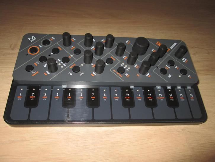 Modal Electronics Skulpt 4-Voice Analog Synthesizer - Zwart, Muziek en Instrumenten, Midi-apparatuur, Zo goed als nieuw, Ophalen of Verzenden