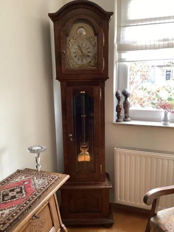 Staande klok beschikbaar voor biedingen