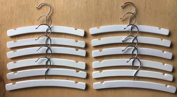 12 witte houten baby kledinghangers - ZGAN beschikbaar voor biedingen