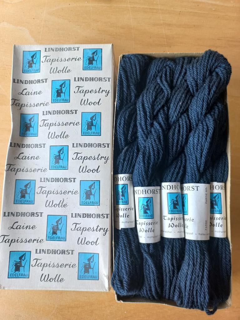 2 doosjes met blauwe tapisserie wol, Ophalen of Verzenden, Nieuw, Breien of Haken, Wol of Garen