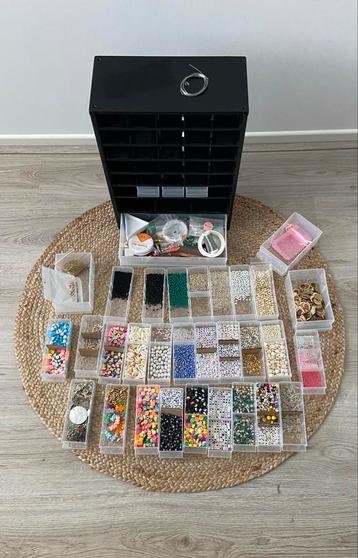 Kast vol kralen en benodigdheden beschikbaar voor biedingen