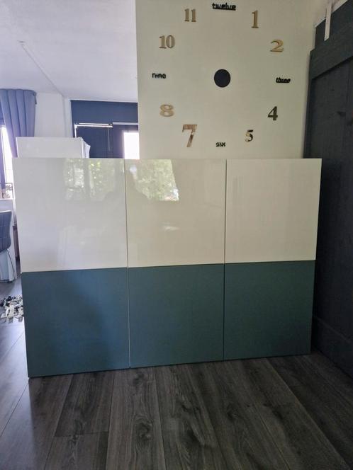 Ikea besta dressoir wit met hoogglans wit en groene fronten., Huis en Inrichting, Kasten | Dressoirs, Gebruikt, 200 cm of meer