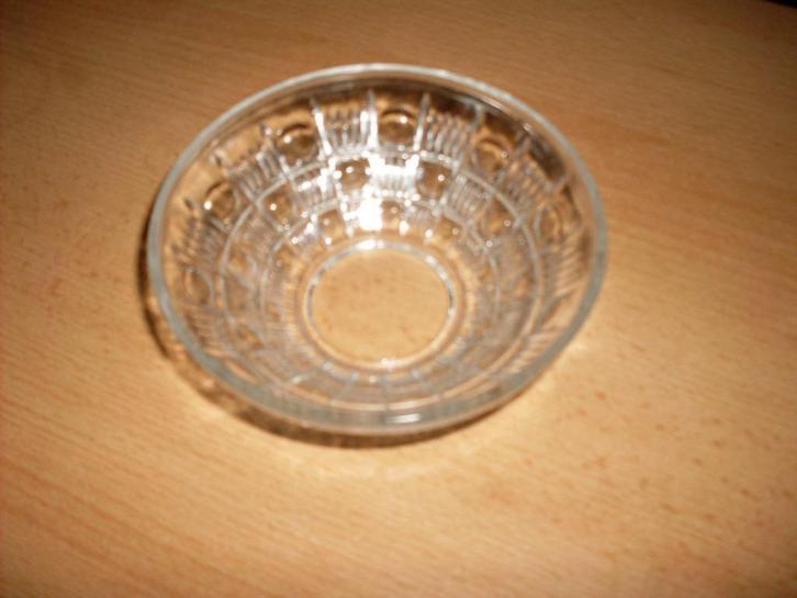 oma's zondagse glazen schaaltje, Huis en Inrichting, Woonaccessoires | Schalen en Manden, Gebruikt, Schaal, Rond, Glas, Ophalen