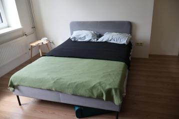 semi-double bed in excellent condition beschikbaar voor biedingen