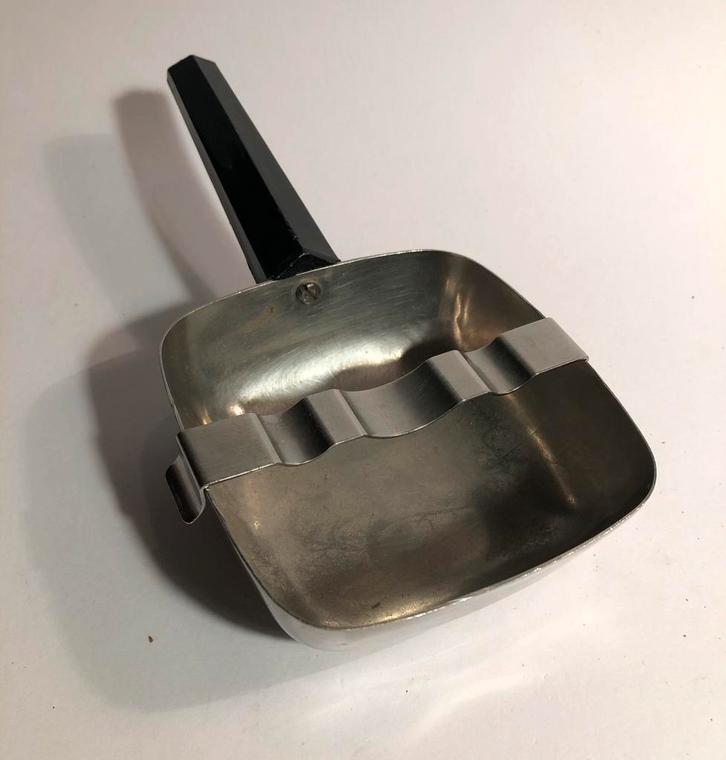 Antieke asbak van roestvrij staal en met bakelieten handvat, Verzamelen, Rookartikelen, Aanstekers en Luciferdoosjes, Zo goed als nieuw