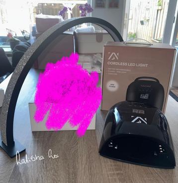 Halve maan lamp en ZoëNails ledlamp beschikbaar voor biedingen