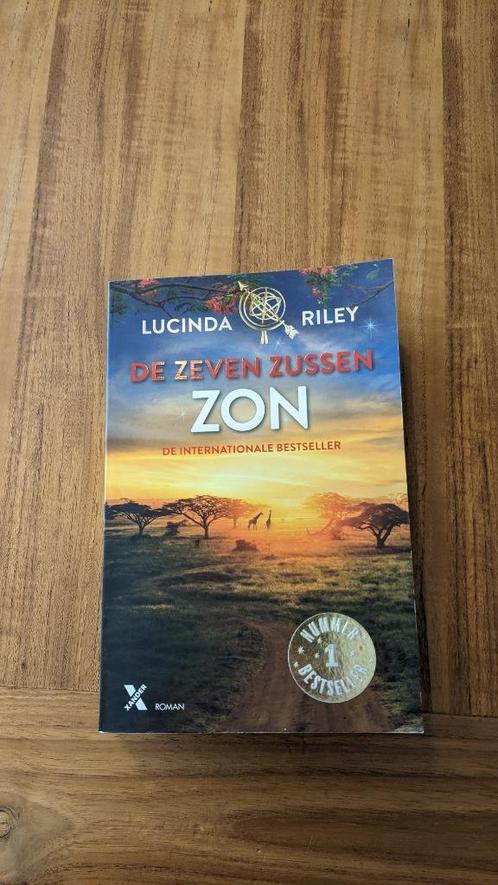 Lucinda Riley Zussen serie: deel 6 Zon - De Zeven Zussen, Boeken, Romans, Zo goed als nieuw, Nederland, Ophalen of Verzenden