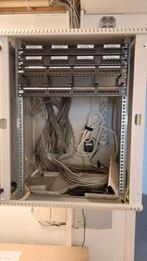 GRATIS Serverkast met kabels en heel veel uitgangen - teab, Computers en Software, Serverkasten, Ophalen, Gebruikt, Glas, Plaatstaal