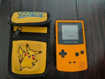 Gele gameboy color inclusief pokemon hoesje beschikbaar voor biedingen