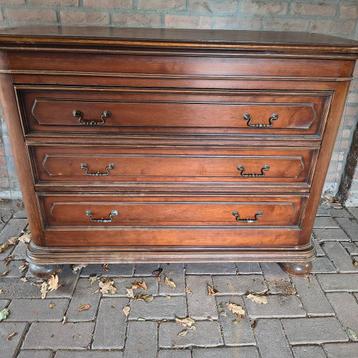 Houten commode met 3 lades t.e.a.b. beschikbaar voor biedingen
