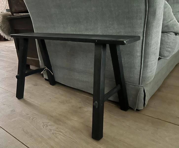 Klein zwart bankje tafeltje sober landelijk, Antiek en Kunst, Curiosa en Brocante, Ophalen