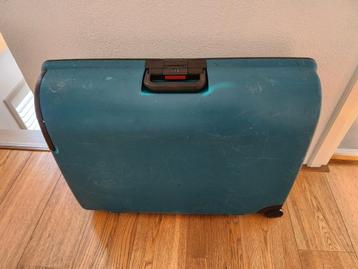 Oude maar functionele koffer met cijferslot beschikbaar voor biedingen