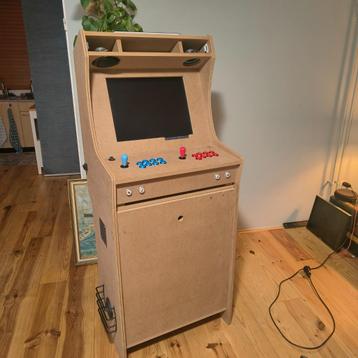 Arcadekast, naar wens zelf af te bouwen of volgens tekst beschikbaar voor biedingen