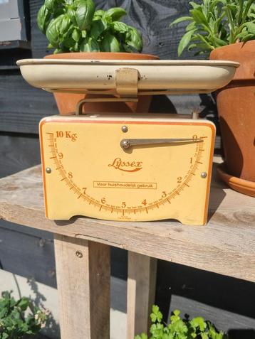 Vintage weegschaal beschikbaar voor biedingen