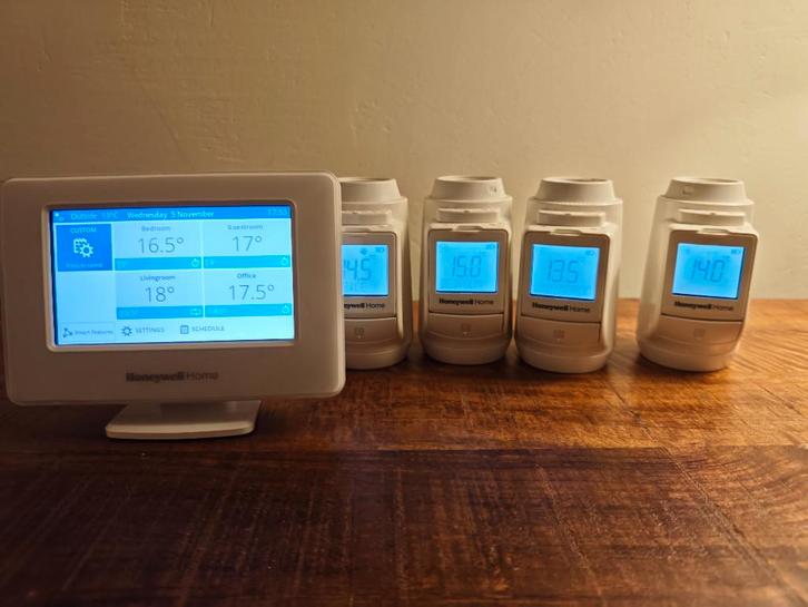 Honeywell Evohome Wi-Fi slimme thermostaat 4 zones set, Doe-het-zelf en Verbouw, Thermostaten, Zo goed als nieuw, Slimme thermostaat