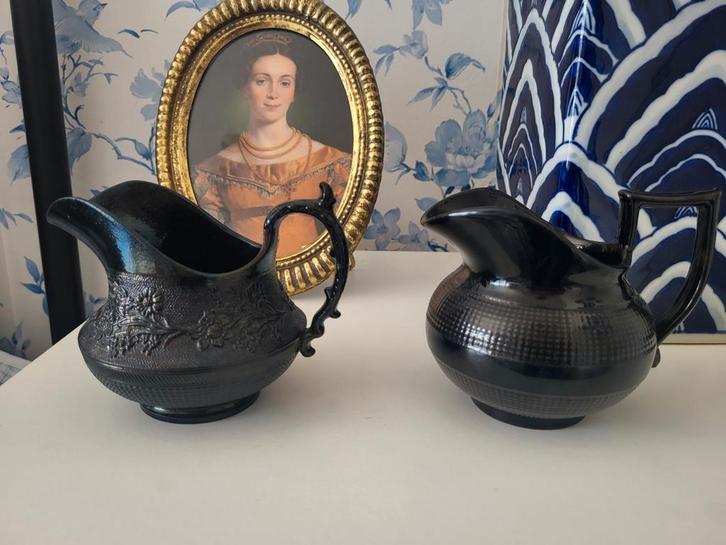 Twee zwarte rouw-melkkannen, Antiek en Kunst, Antiek | Servies los, Ophalen of Verzenden