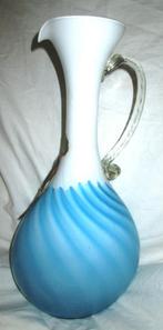 Vintage Opalina Di Vinci wit en blauw opaline vaas / pitcher, Huis en Inrichting, Ophalen