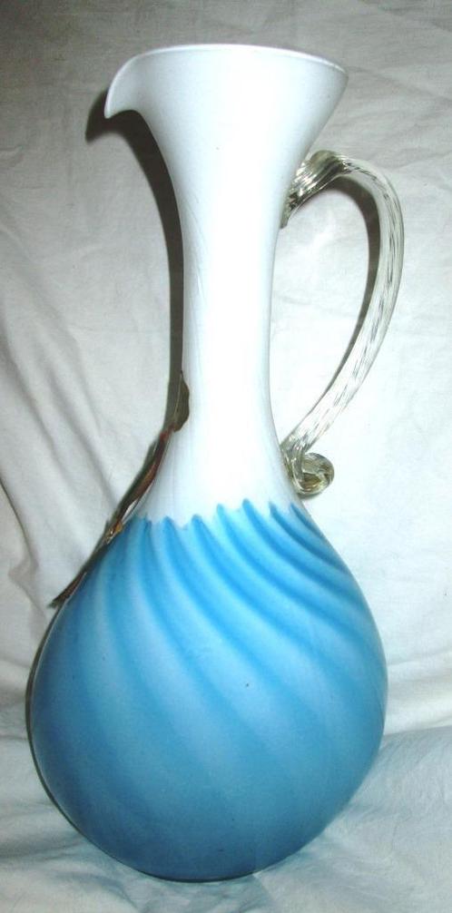 Vintage Opalina Di Vinci wit en blauw opaline vaas / pitcher, Verzamelen, Retro, Huis en Inrichting, Ophalen