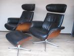 NIEUWSTAAT set Conform Time out zwart leer / noten + hocker, Huis en Inrichting, Fauteuils, Ophalen of Verzenden, Zo goed als nieuw