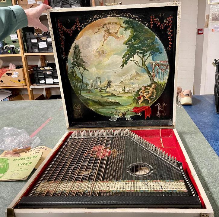 CONCERT TAFELHARP / CITER in gedecoreerde kist - WD014, Muziek en Instrumenten, Snaarinstrumenten | Harpen, Gebruikt, Ophalen