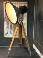 Oude stoere spot/schijnwerper op houten statief fabriekslamp, Ophalen, Hout, 150 tot 200 cm