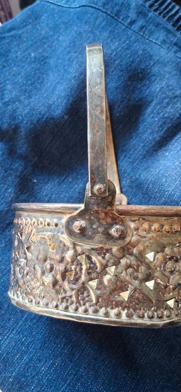 Bakje met hengsel beschikbaar voor biedingen