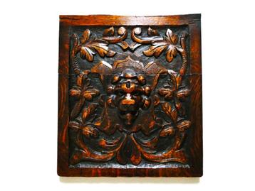 Ornament / paneel in reliëf floraal houtgesneden leeuwenkop beschikbaar voor biedingen