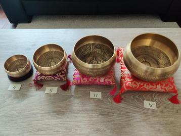 4 verschillende klankschalen met buddha gravering erin beschikbaar voor biedingen