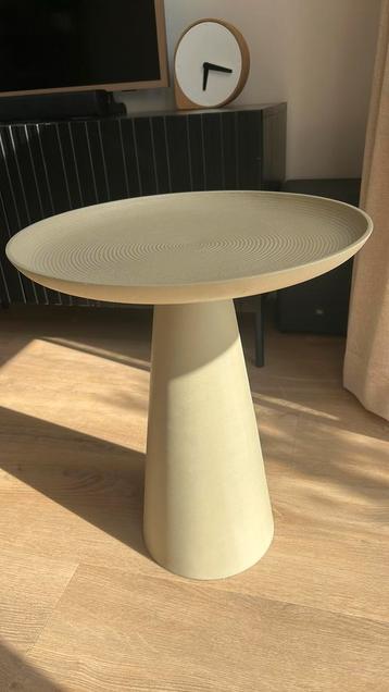 Bijzettafel fonq beige beschikbaar voor biedingen
