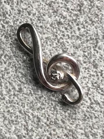 Witgouden g- sleutel met kleine diamant  beschikbaar voor biedingen