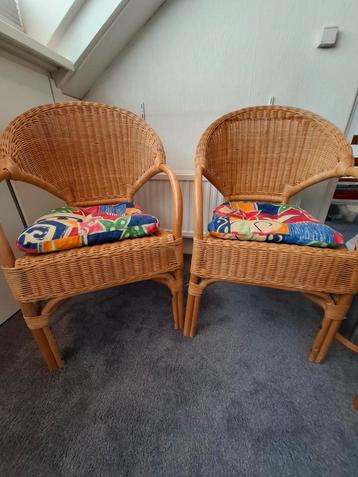 Twee rieten stoeltjes met kussens beschikbaar voor biedingen