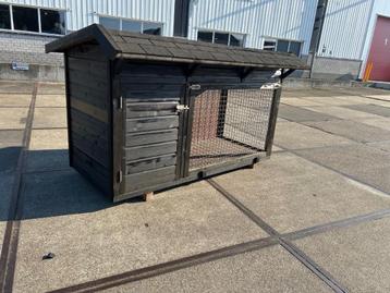 Prachtig groot Hondenhok pas nieuw geverfd beschikbaar voor biedingen