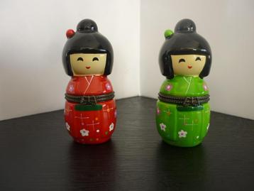 2 Japanse dames / Kokeshi Japan / Opbergpotjes / poppetjes beschikbaar voor biedingen