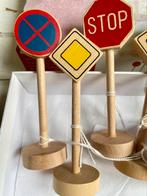 Tien houten speelgoed verkeersborden van merk: Goki, Ophalen of Verzenden