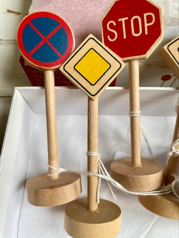 Tien houten speelgoed verkeersborden van merk: Goki