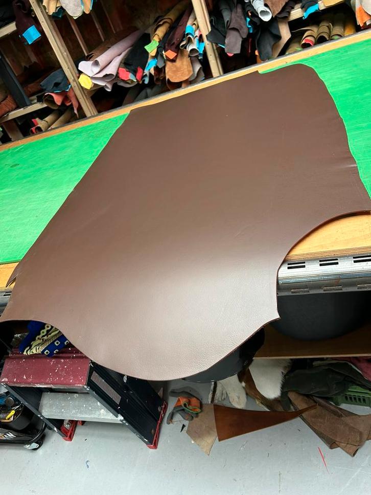 Donker bruin tuigleer lappen 3,5-4 mm dik half soepel nr2-3, Hobby en Vrije tijd, Stoffen en Lappen, Zo goed als nieuw, Leer of Kunstleer