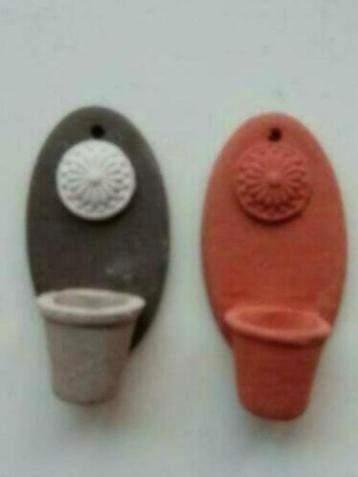 keramische muurpot met ornament - Fennicole, Verzamelen, Poppenhuizen en Toebehoren, Nieuw, Gebruiksvoorwerp, Ophalen
