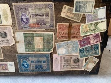 Bankbiljetten, oud geld, antiek. Munt, munten beschikbaar voor biedingen