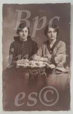 fotokaart 2 jonge vrouwen zittend aan tafeltje 1920's, Verzenden, Voor 1940, Gebruikt, Foto