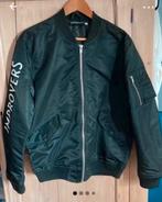 Zwarte Bomber Jas met Tekst - Maat M, Ophalen, Zo goed als nieuw, Maat 48/50 (M), Zwart