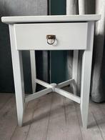 2 Houten lichtgrijs Bedtafeltjes, Huis en Inrichting, Ophalen, Minder dan 55 cm, Gebruikt, 60 cm of meer