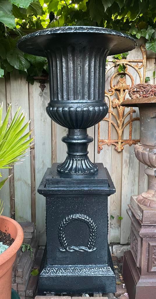 Gietijzeren hoge tuinvaas bloempot op console sokkel, Tuin en Terras, Tuinvazen, Zo goed als nieuw, Ophalen