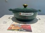 Nieuwe Le Creuset Marmite 26 cm Artichaut Noel, Kookpan of Snelkookpan, Gietijzer, Nieuw, Ophalen of Verzenden